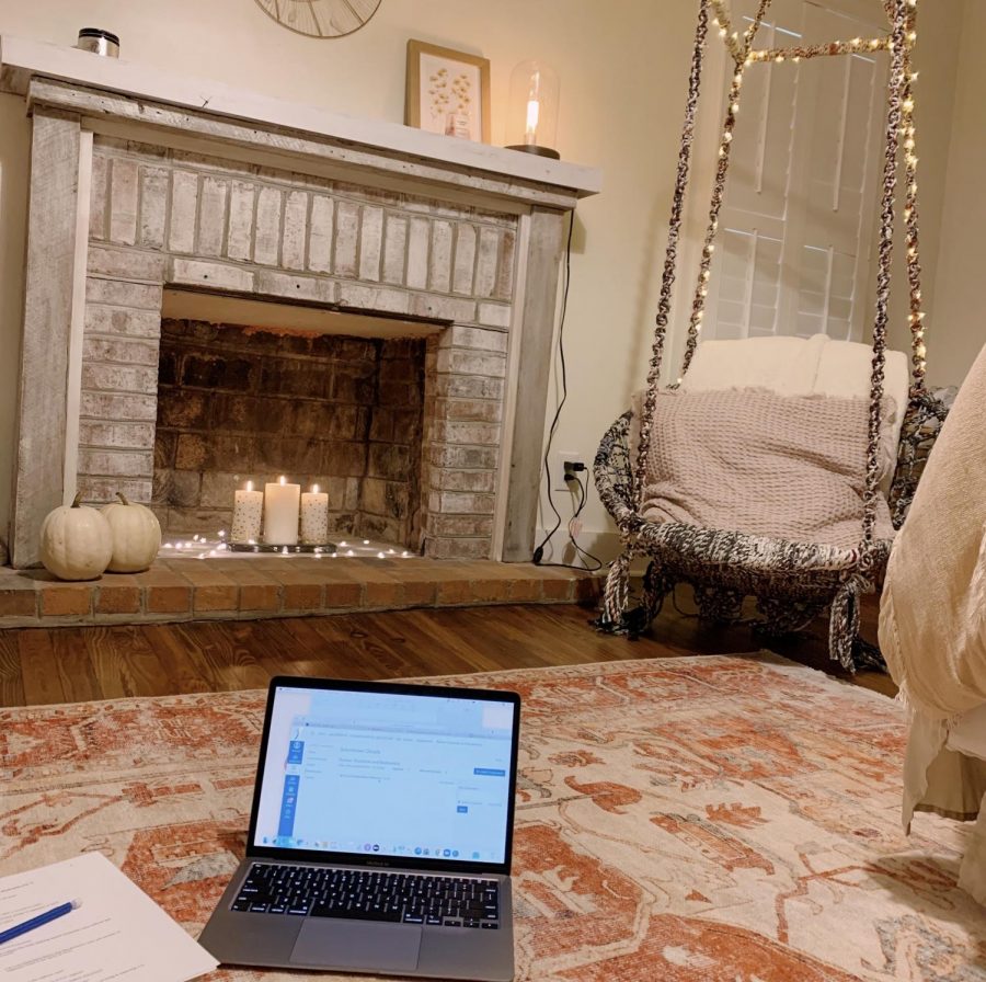 A+cozy+fall+room+is+a+necessity%2C+especially+during+online+school.+There+are+many+ways+to+give+it+this+affect+including+candles+and+throw+blankets.