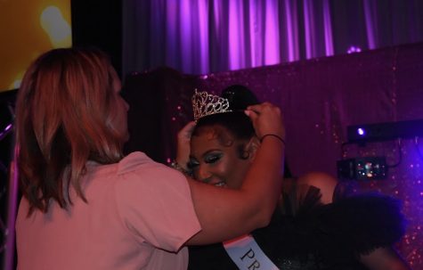 Xiomara Dukes is crowned  by Lauren Gillon.